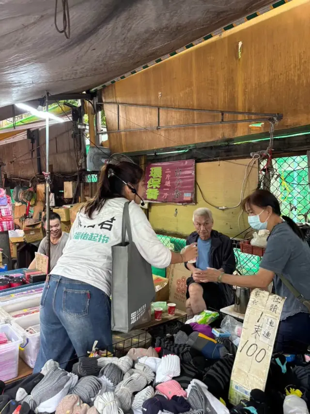 陳怡君在中和市場與居民打招呼